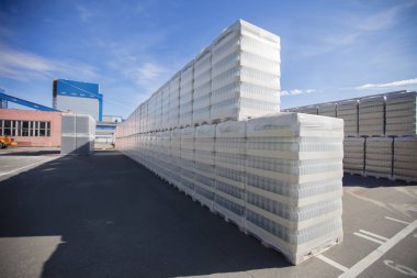 Dolu şişelerle dolu cam fabrikası bölgesi. Selofanda bir sürü cam ürünü var. Cam Paketleme