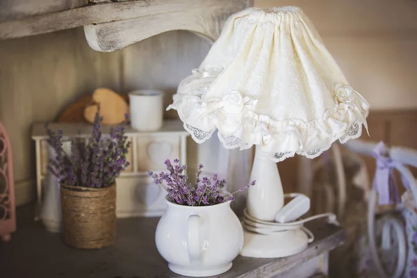 Zátiší Stylu Provokace Bílý Odstín Lampy Suché Levandule Květiny Stojí — Stock fotografie