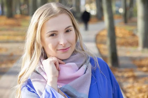 Gewoon Meisje Het Park Portret Van Een Vrouw Een Wandeling — Stockfoto