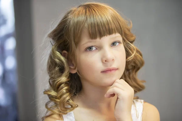 美しい少女の肖像画 7歳の子供 小学生女子モデル — ストック写真