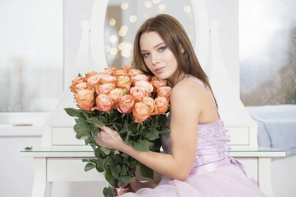 Lujoso Modelo Con Ramo Rosas Hermosa Chica Con Flores Mujer — Foto de Stock