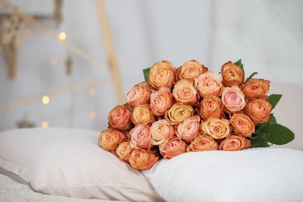 Buquê Rosas Encontra Sobre Almofadas Presente Para Férias Buquê Rosas — Fotografia de Stock