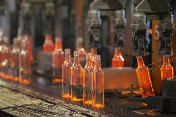 玻璃制品 玻璃工业 制造玻璃瓶的工艺 在传送带上熔炼热玻璃容器 — 图库照片