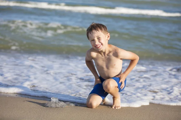 Ragazzo Sulla Spiaggia Sta Giocando Con Una Medusa Bambino Che — Foto Stock