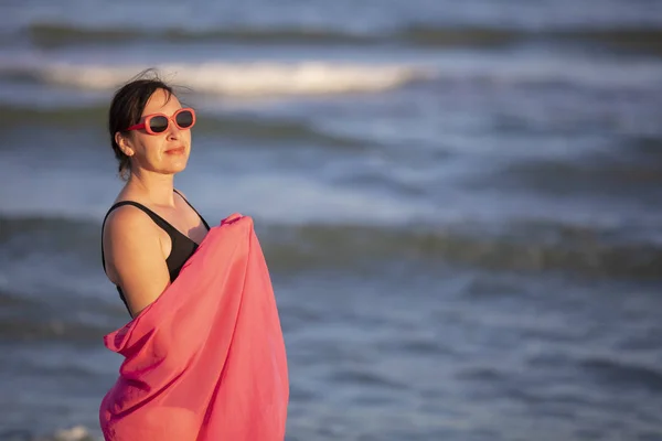 海で幸せな女性 水着を着た年配の女性 ビーチでの夏休み — ストック写真