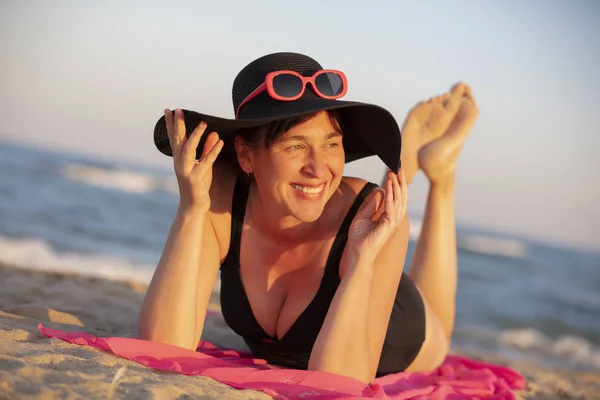 海で幸せな女性 ビーチに女性のタンタン — ストック写真