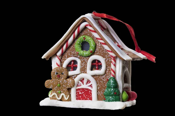 Peri masalı Noel evi izole edilmiş. Zencefilli kurabiye ve Noel ağacı olan bir ev. Noel hatırası.