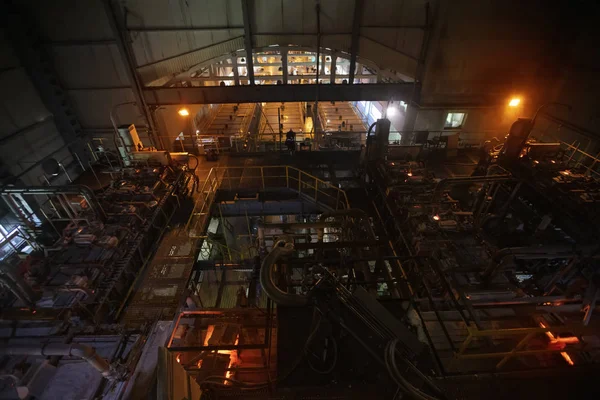 Cam Fabrikası Fabrikanın Atölyesinde Cam Üretimi Için Endüstriyel Fırın — Stok fotoğraf