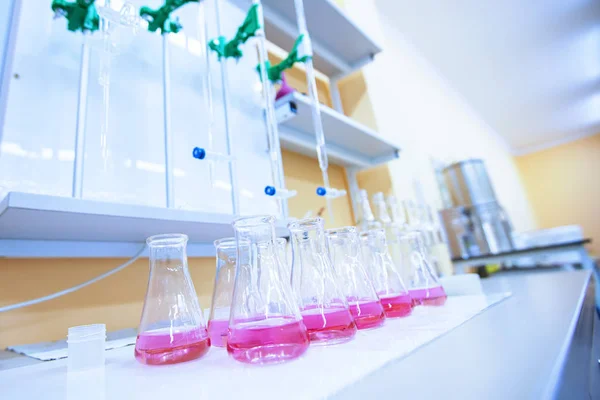 Laboratório químico com tubos de ensaio . — Fotografia de Stock