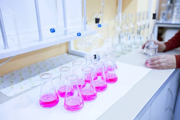 Laboratório químico com tubos de ensaio . — Fotografia de Stock