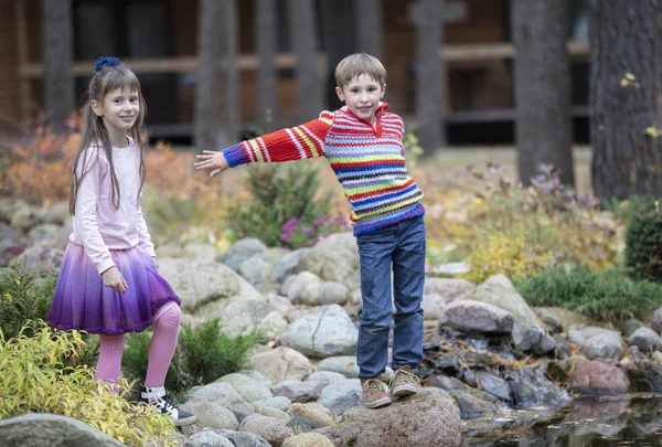 孩子们在大自然中行走。 7岁男孩和女孩在公园里 — 图库照片