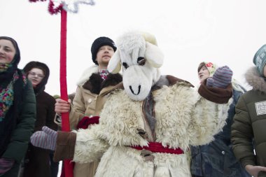 Belarus, Gomil şehri, 13 Ocak 2019. Cömert bir akşam ayini. Kalyada töreni. Eski yılbaşı arifesinde Slav halk festivali. Noel yıldızlı keçi kostümlü adam Noel şarkılarına gidiyor.