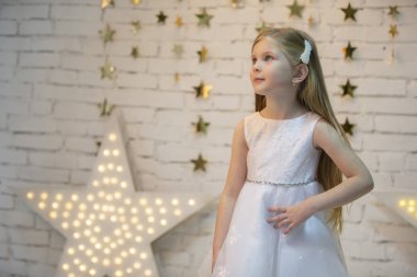 Güzel bir kızın portresi. Beş yaşındaki bir çocuğun yüzü. Küçük model