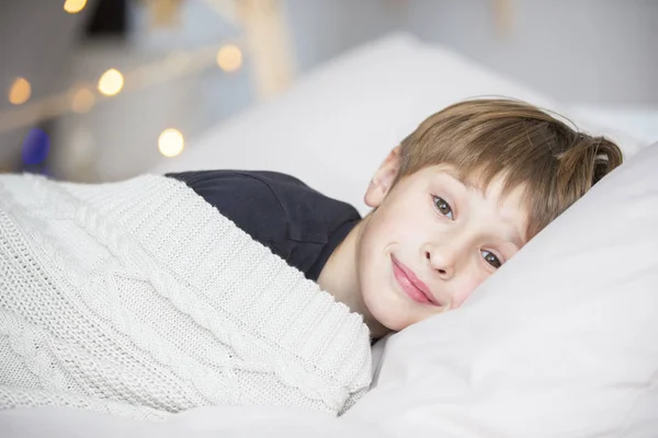 Niño Despertó Niño Yace Sobre Una Almohada Cubierta Con Una —  Fotos de Stock