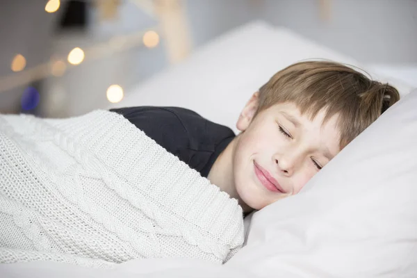 Niño Está Durmiendo Niño Yace Sobre Una Almohada Cubierta Con —  Fotos de Stock