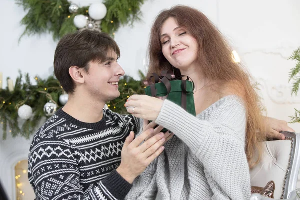 Man Ger Kvinna Julklapp Maken Och Hustrun Nyårshelgen Överraskning Vinterlovet — Stockfoto