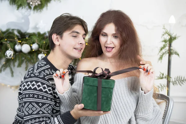 Man Ger Kvinna Julklapp Maken Och Hustrun Nyårshelgen Överraskning Vinterlovet — Stockfoto