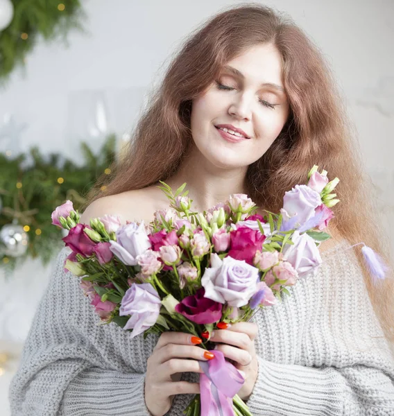 漂亮的女人带着花束 有花的普通女人 — 图库照片