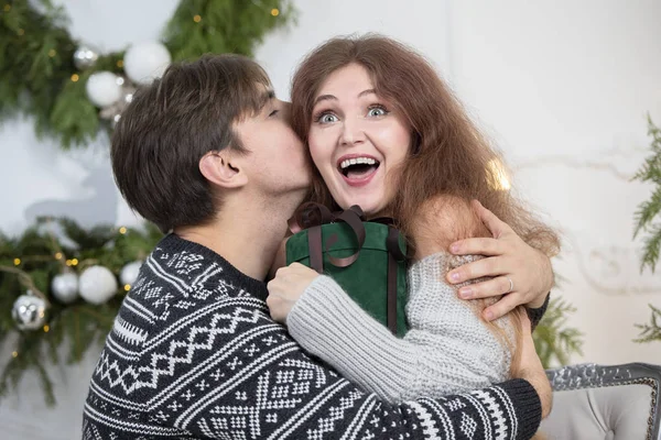 Man Ger Kvinna Julklapp Maken Och Hustrun Nyårshelgen Överraskning Vinterlovet — Stockfoto