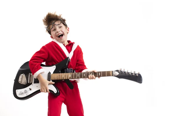 Αγόρι Ντυμένο Άγιος Βασίλης Κιθάρα Τραγουδάει Λευκό Φόντο — Φωτογραφία Αρχείου