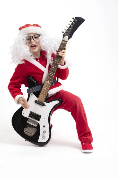 Menino Vestido Papai Noel Com Uma Guitarra Fundo Branco — Fotografia de Stock