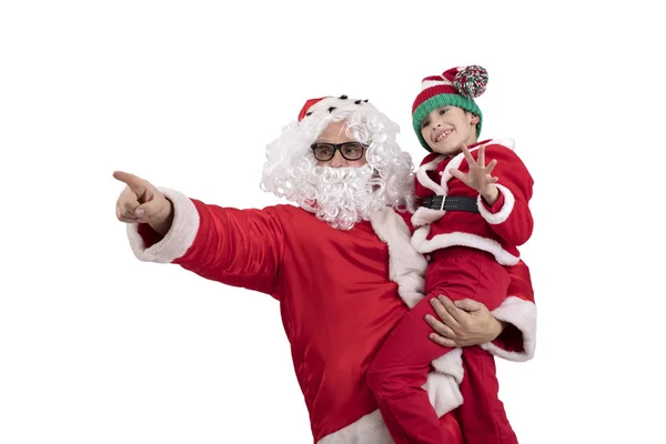 白い背景に子供が腕にいるサンタクロース 新年の衣装を着た男と男の子 — ストック写真