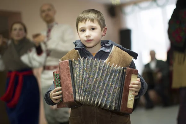 Rytuał Wspaniałomyślnego Wieczoru Ceremonia Kalyady Wiejskie Dziecko Rosyjskim Akordeonem — Zdjęcie stockowe