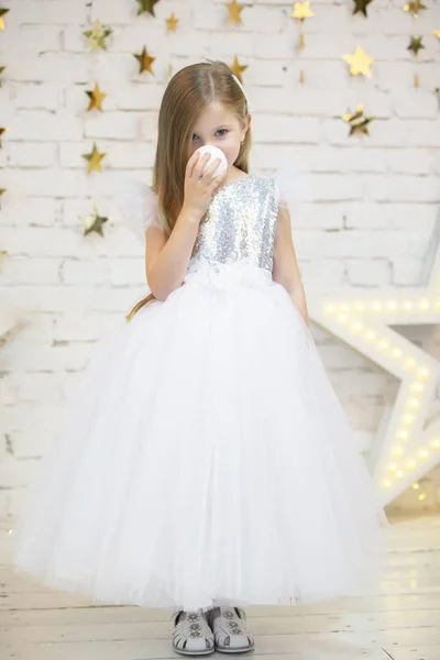 Noel Balosu Olan Güzel Bir Çocuk Beyaz Elbiseli Küçük Model — Stok fotoğraf