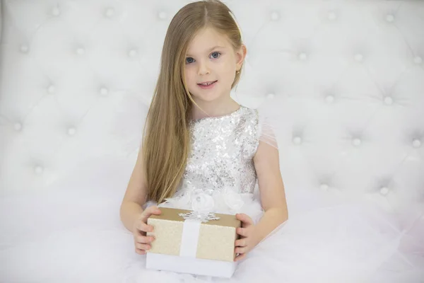 Маленька Дівчинка Подарунковою Коробкою Красива Дитина Світлому Тлі — стокове фото