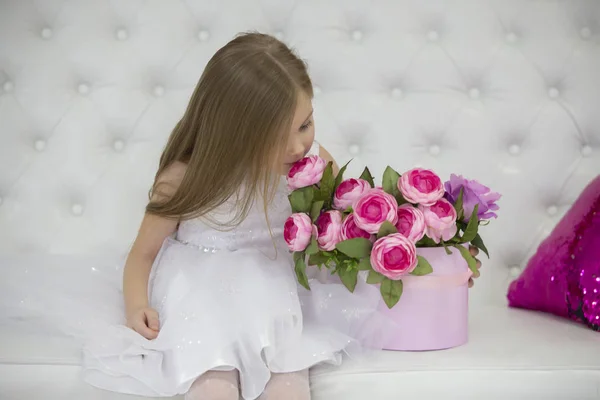Красива Дитина Дівчина Нюхає Квіти — стокове фото