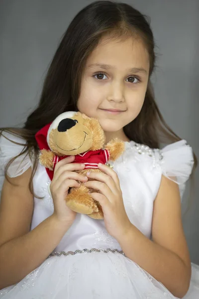 Красивая Маленькая Девочка Белом Платье Игрушкой — стоковое фото