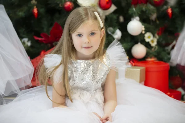Красива Маленька Дівчинка Білій Сукні Різдво — стокове фото
