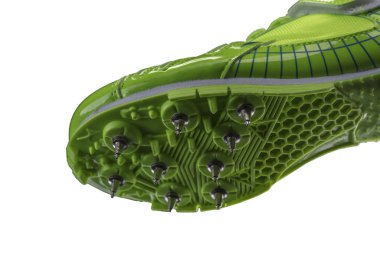 Beyaz arka planda sivri uçlu yeşil bir spor ayakkabısı parçası. Spor ayakkabılar..