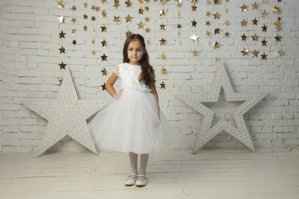 Елегантна Дитина Білій Сукні Маленька Дівчинка Модель Позує — стокове фото