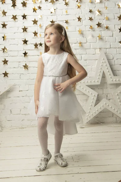 Вертикально Елегантна Дитина Білій Сукні Модель Маленької Дівчинки — стокове фото
