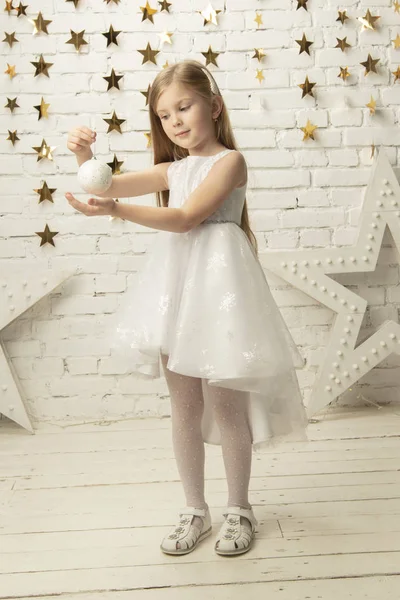 Прекрасна Дитина Різдвяним Ячем Маленька Дівчинка Білій Сукні Красивий Дошкільник — стокове фото