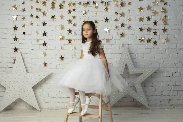 Beyaz elbiseli zarif bir çocuk. Küçük kız model..
