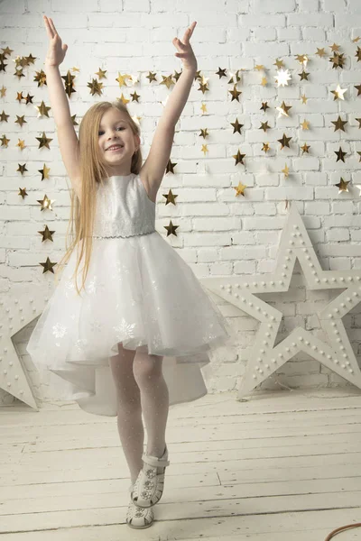 Zarif Elbiseli Dikey Neşeli Küçük Kız Komik Çocuk — Stok fotoğraf