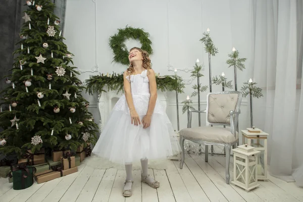 Elegantes Kind Weihnachtsbaum Kleines Fröhliches Mädchen Weihnachten — Stockfoto