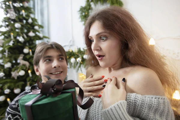 Emot Gåva Entusiastisk Kvinna Fick Julöverraskning Julpar Öppna Julskrinet Känslomässig — Stockfoto