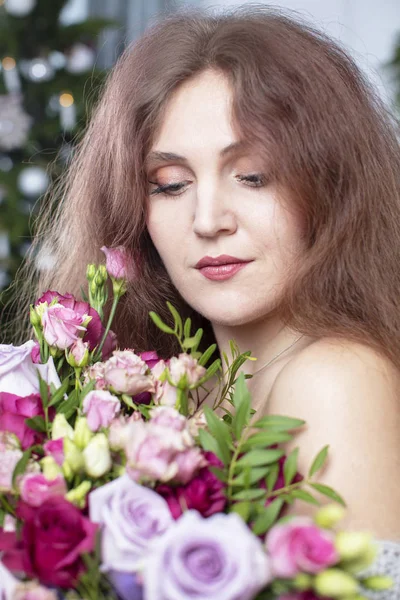 Verticaal Portret Van Een Mooie Langharige Vrouw Met Een Boeket — Stockfoto