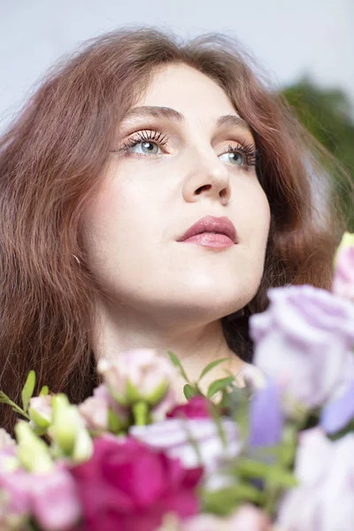 Verticaal Portret Van Een Mooie Langharige Vrouw Met Een Boeket — Stockfoto