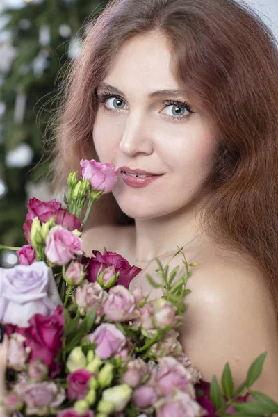 Verticaal Portret Van Een Mooie Langharige Vrouw Met Een Boeket — Stockfoto