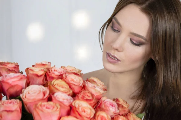 漂亮的脸蛋和一束玫瑰 有花的女人 — 图库照片