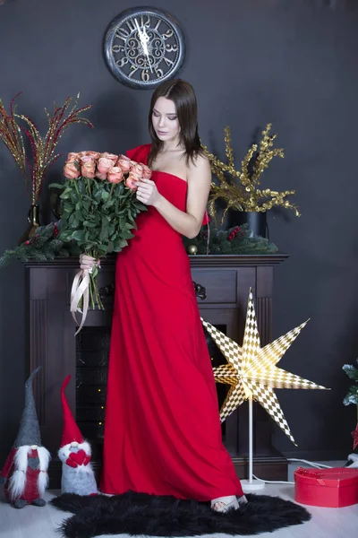 Vacker Flicka Röd Klänning Med Bukett Vertikal — Stockfoto