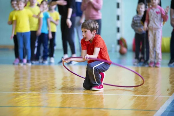 Enfant Dans Salle Gym Écolier Cours Éducation Physique Course Relais — Photo