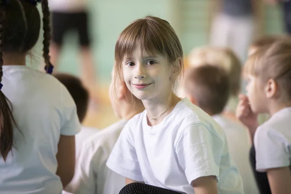 Porträtt Skolflicka Grundskolan Gymnastiklektion Barn Sportkläder Träning Sjuårig Flicka Barnens — Stockfoto