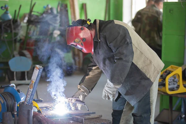 Λευκορωσία Πόλη Gomil Απριλίου 2019 Εργαστήρι Αυτοκινήτου Συγκολλητής Στη Δουλειά — Φωτογραφία Αρχείου