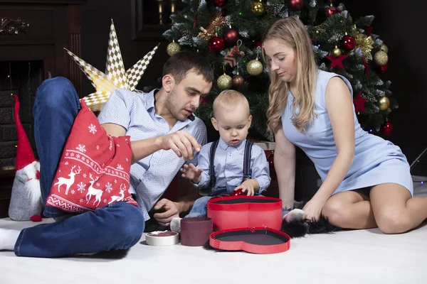 Familjen Vid Jul Mamma Pappa Och Son Vid Julgranen — Stockfoto