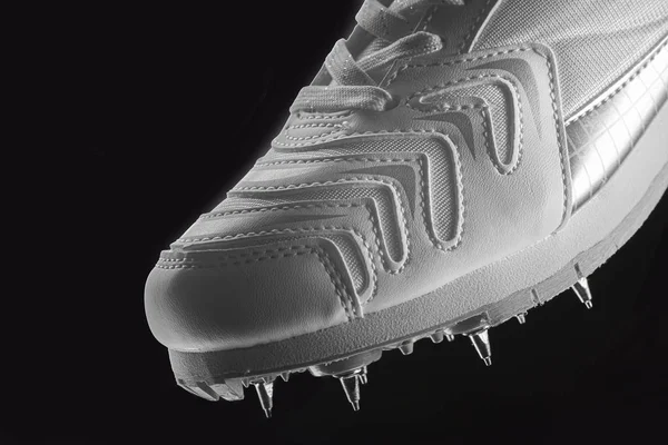 Θραύσμα Ενός Λευκού Sneaker Αιχμές Μαύρο Φόντο Αθλητικά Παπούτσια — Φωτογραφία Αρχείου